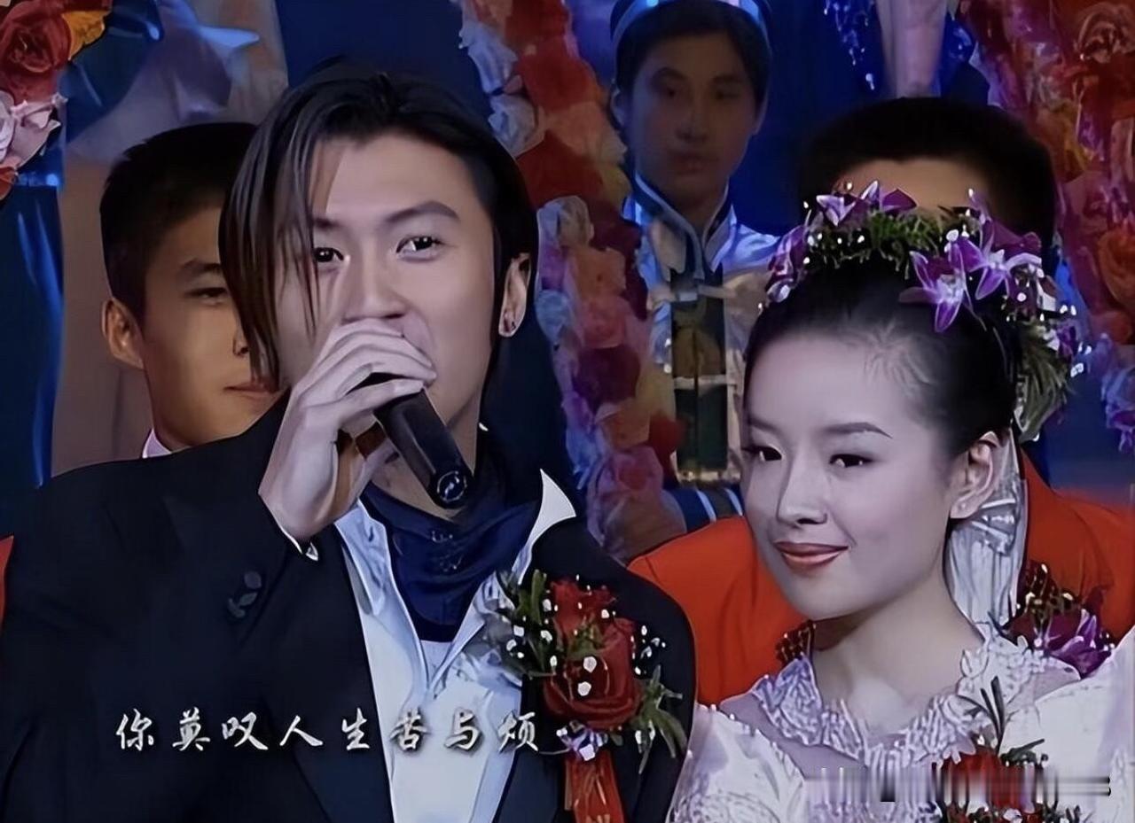谢霆锋年轻在春晚舞台上唱歌时化了精致的妆，也没有他爸爸谢贤年轻的时候帅，小眼睛，