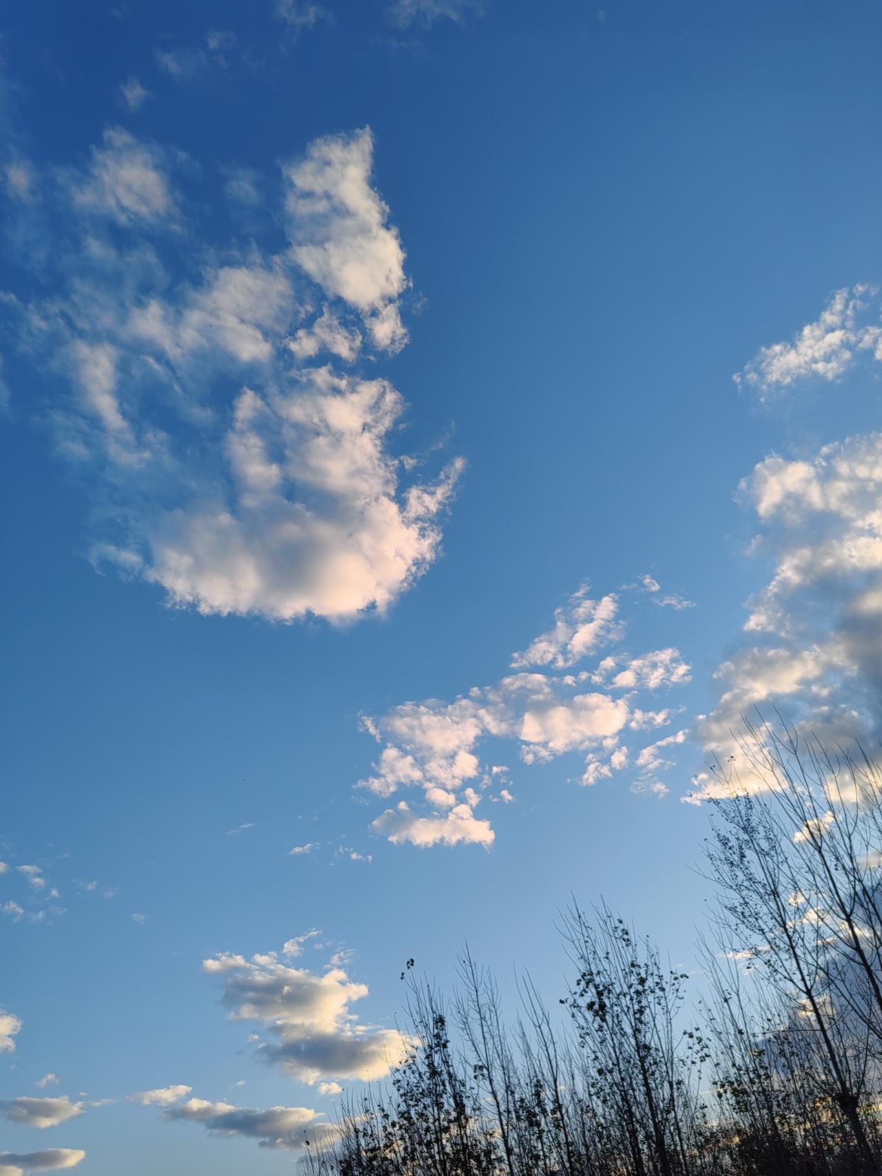 一直觉得天空记录心情，心情好的时候喜欢看看天空，心情不好的时候也会看看天空，然后