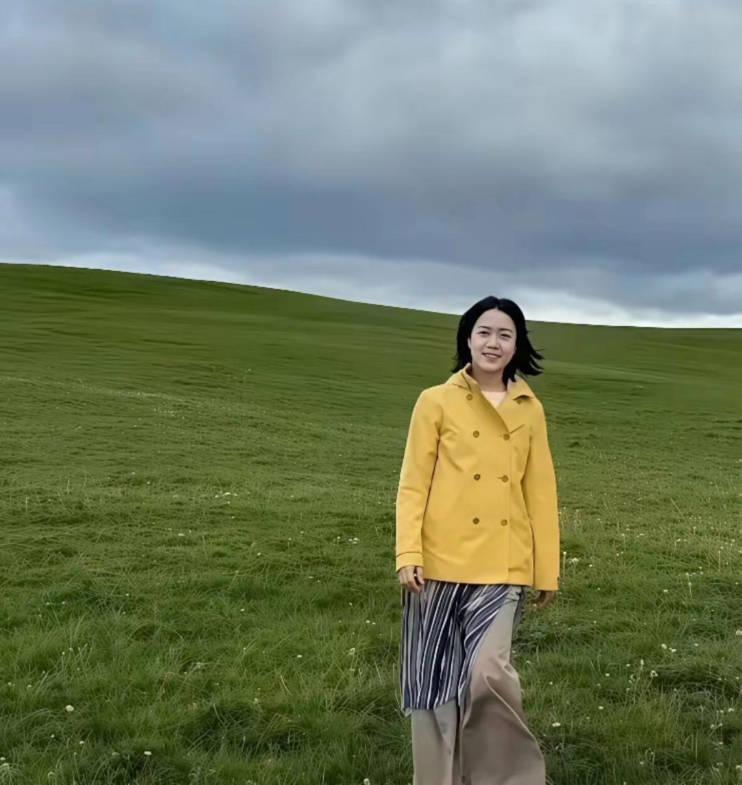 这半年翁帆四处旅游，虽说旅途累人，但她状态越来越好，看着更年轻了，眼神干净得像小