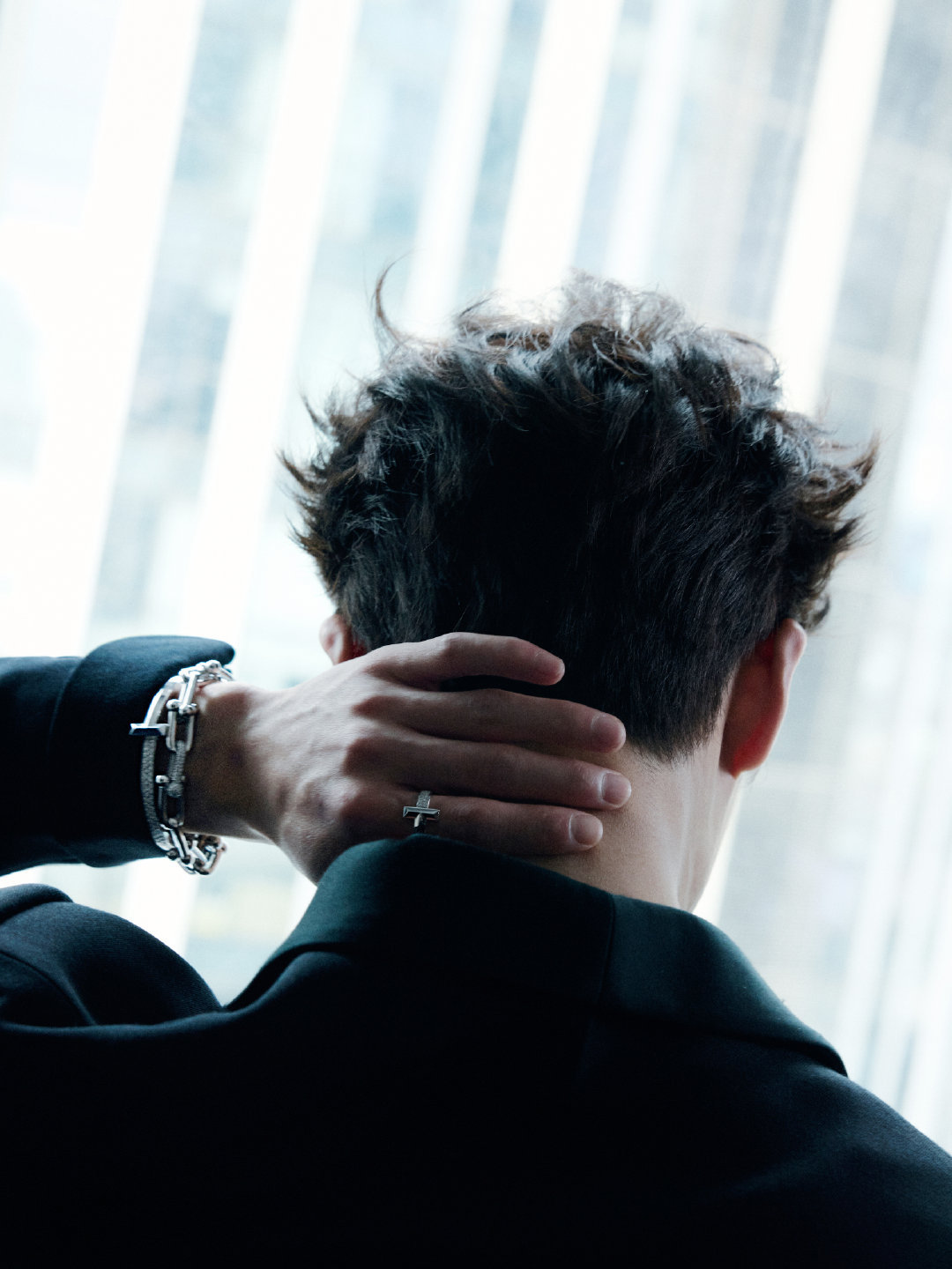 李昀锐深V男神帅！ 这个背后照我打100分💯 