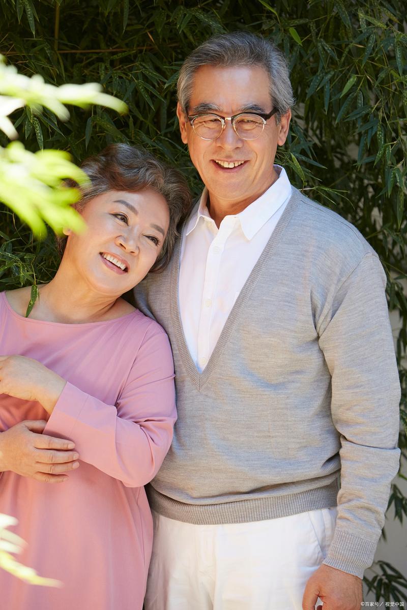 一对老夫妻能相扶到老，所谓的爱已经随着时间的推移，所剩无几了，余下的都是一生积淀
