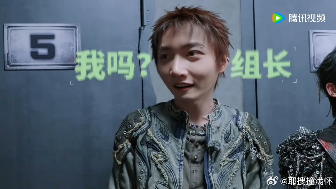 丁程鑫出了时代峰峻一直在挑衅李飞开始推理吧 周柯宇报名字发现暗号不对，原来要跳舞