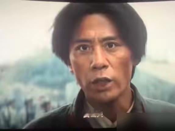 看看这张剧照就知道，
在艰苦卓绝的长征途中，
以毛主席为代表的老一辈革命家，
真
