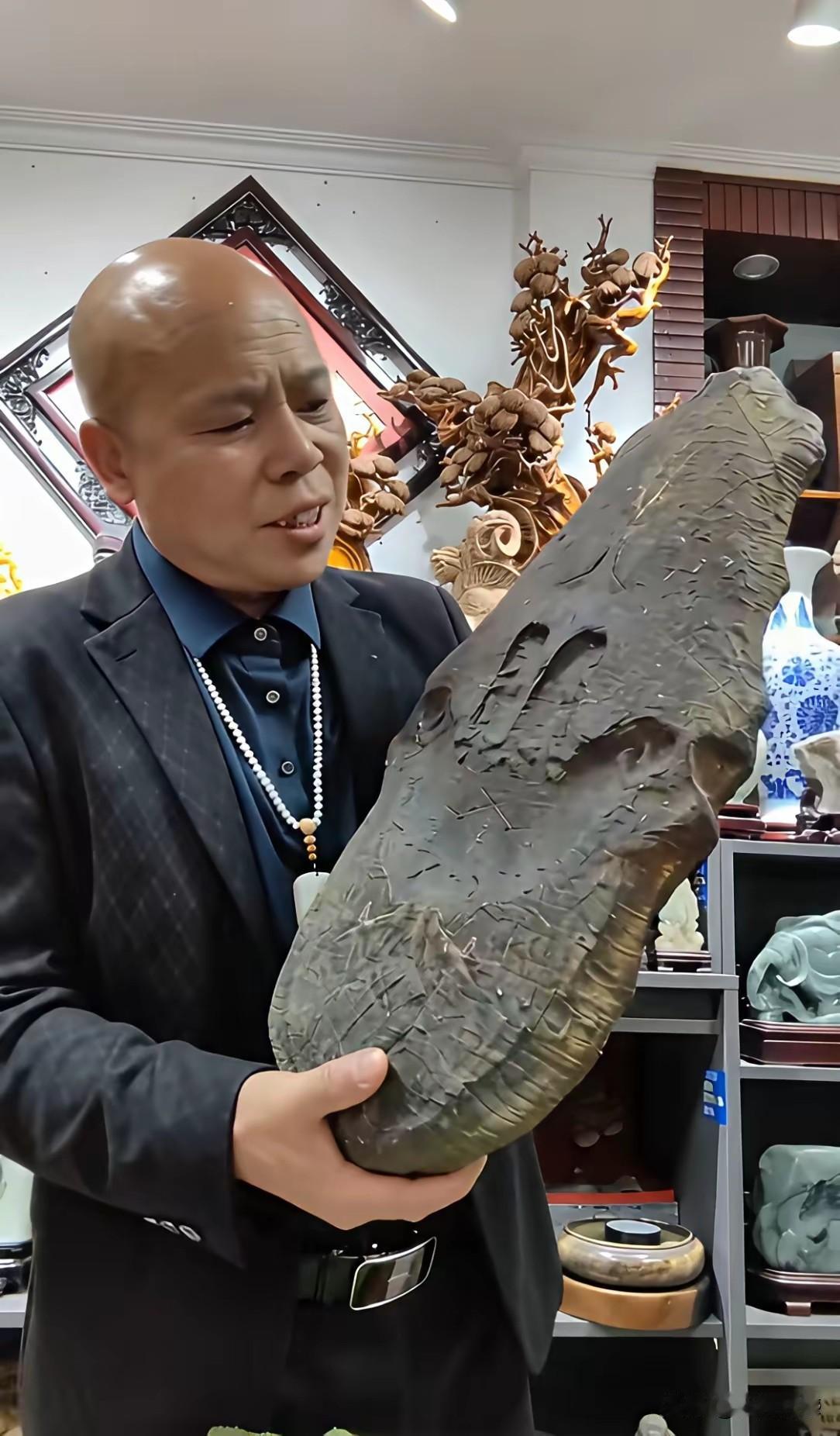这块石头上的这个大手印，据说是天然生成的，并不是人为做出来的，而且这个手印也不是