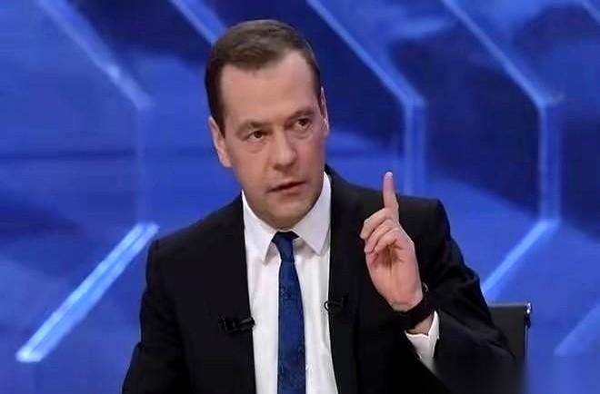 梅德韦杰夫都快急死了。
他隔空冲着特朗普喊话：你倒是快点啊！再磨磨叽叽，格陵兰岛