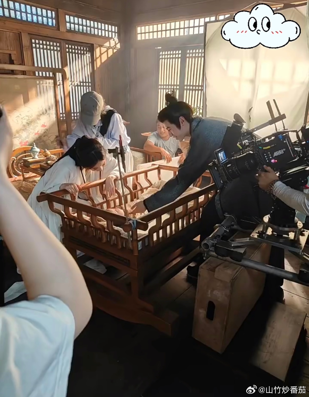 百花杀父凭子贵世子妃上位了步疏林女扮男装当世子，崔晋百怀了俩娃倒先领了“世子妃”
