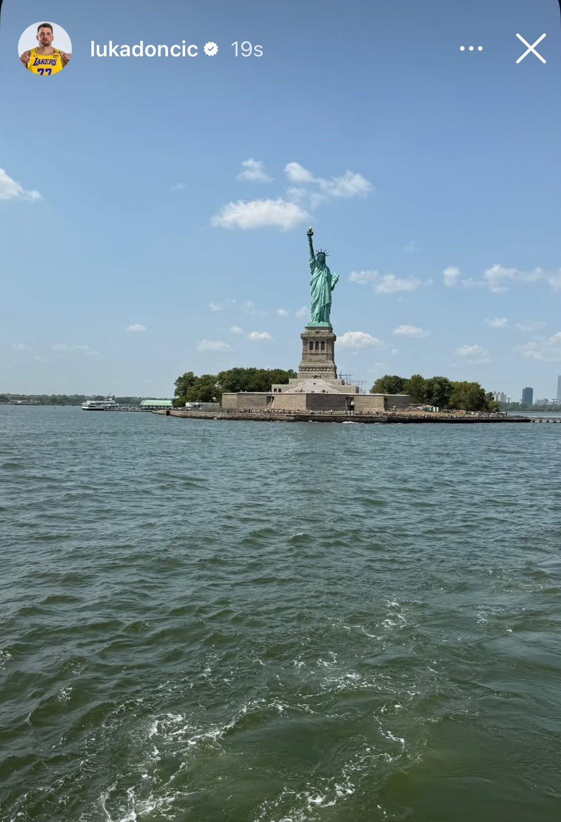 继续代言活动之旅，东契奇参观自由女神像🗽 ​​​