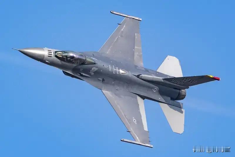 关于12月3日美国空军“雷鸟”飞行表演队的一架F-16C战机在加州荒漠坠毁的事件