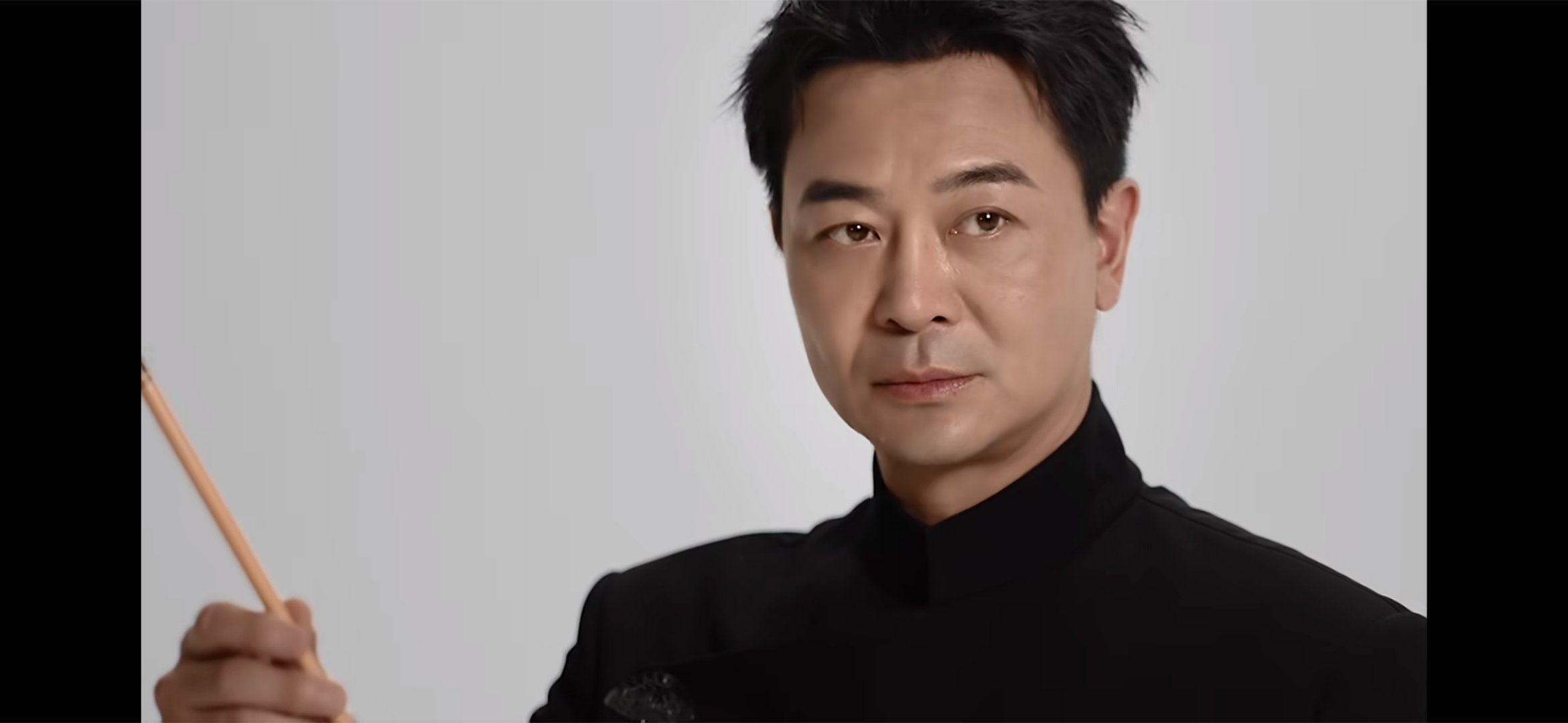 吴樾 看到吴樾提笔挥毫的画面格外动人，专注又从容，武术练就的精气神尽数融入笔墨之