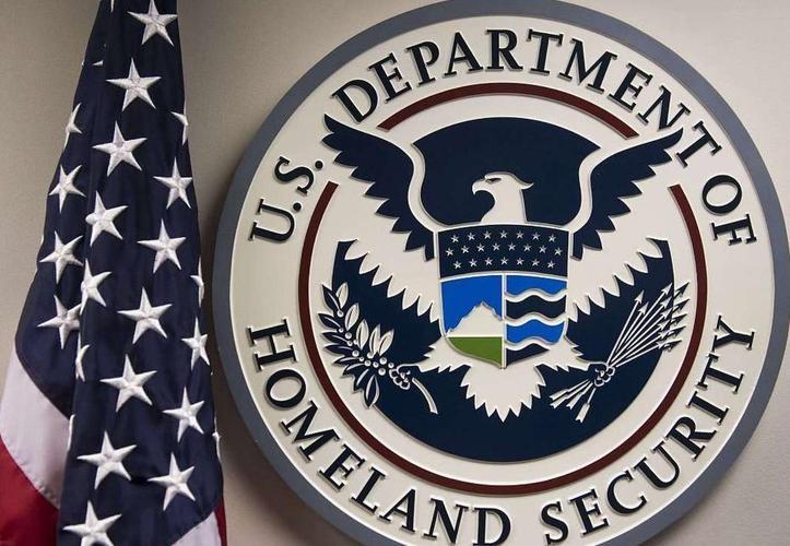 美国突然一口气封杀43家中企，中方明确表示坚决反对。这场披着人权外衣的供应链围堵