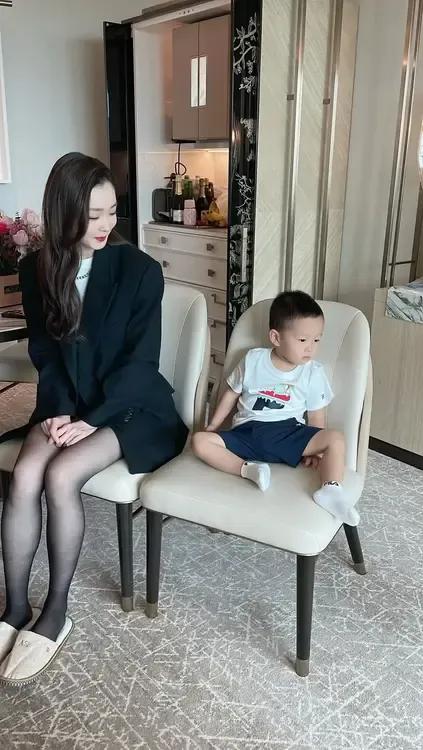 知名演员宋轶和侄子一家大合影！罕见去新加坡探亲，抱娃照曝光，一家人原来都这么厉害
