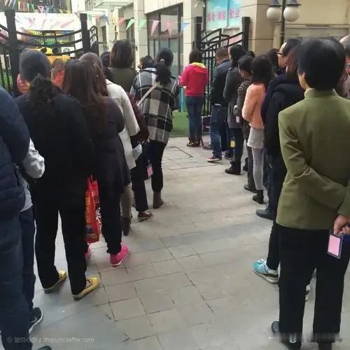 人们精挑细选的丑衣服，
商场里这两天人满为患，
仔细挑，
认真试，
精心选，
然