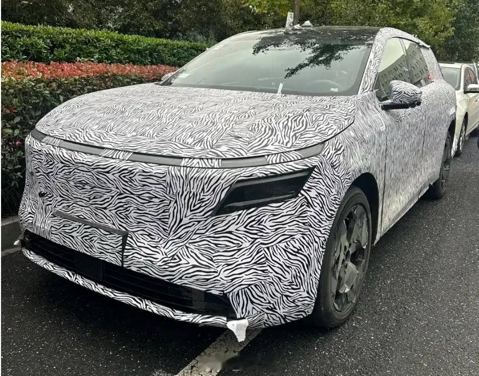 日产N8谍照 & 渲染图 图1至图3为日产N8谍照，图4为新车渲染图，大家觉得怎