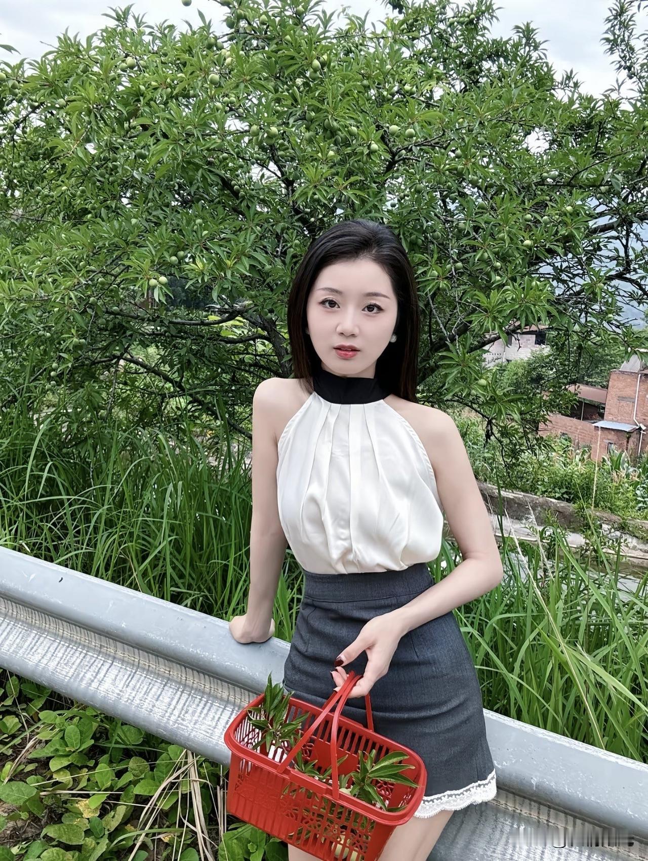 一个男人最掉价的行为
就是早看透了一个女人
还依依不舍的不想离开
明知不可能还委