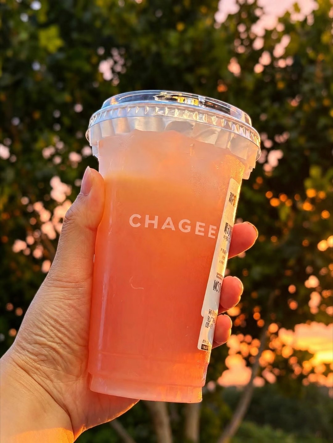 霸王茶姬霸王茶姬 下班、日落、喝一杯属于自己的晚系列下班专属独处时刻太舒服啦✨漫