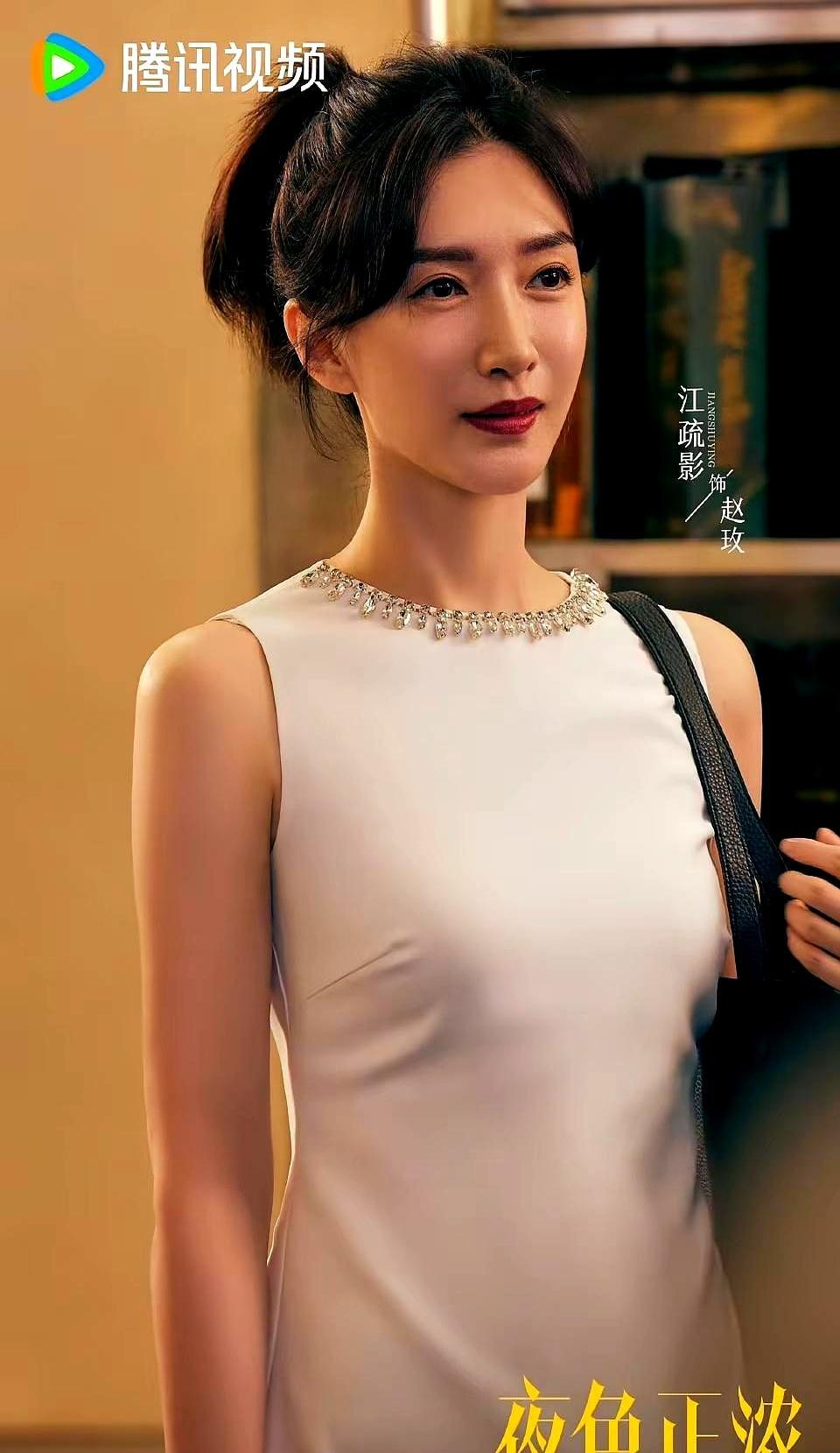 江疏影似乎永远困在了一种名为清瘦高傲的都市壳子里。
 
烈焰红唇配职业装，下巴微