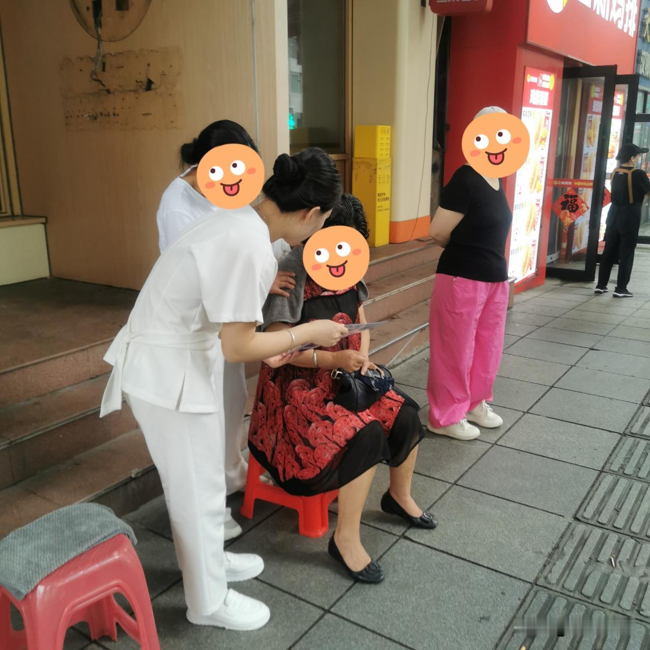 惊讶，人民路人行步道上也有按摩的啦！

早上路过人民路，行走在去往友谊商城的人行