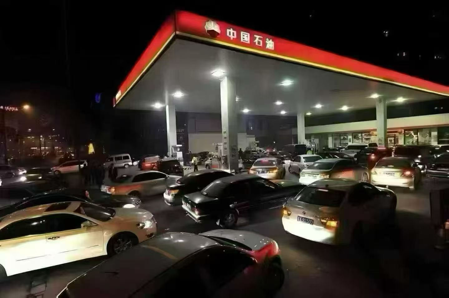 油价正式重回 9 元时代！3 月 23 日 24 时国内成品油调价，92 号汽油