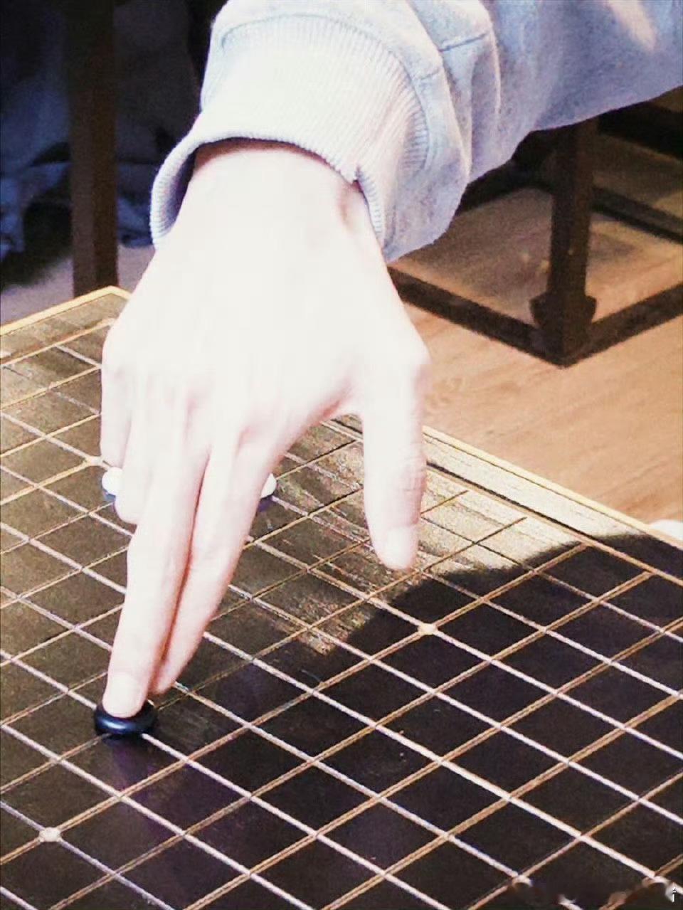 陈星旭ins更新琴棋书画，这个骨骼分明的手，陆行之大事很妙