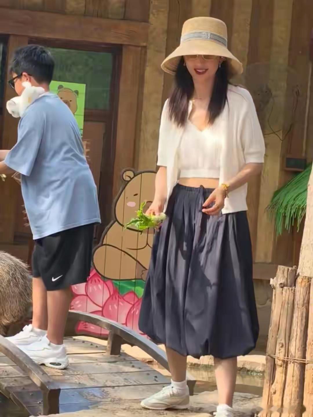 偶遇佟丽娅带儿子去动物园，10岁朵朵帅气大方，母子俩互动很有爱 