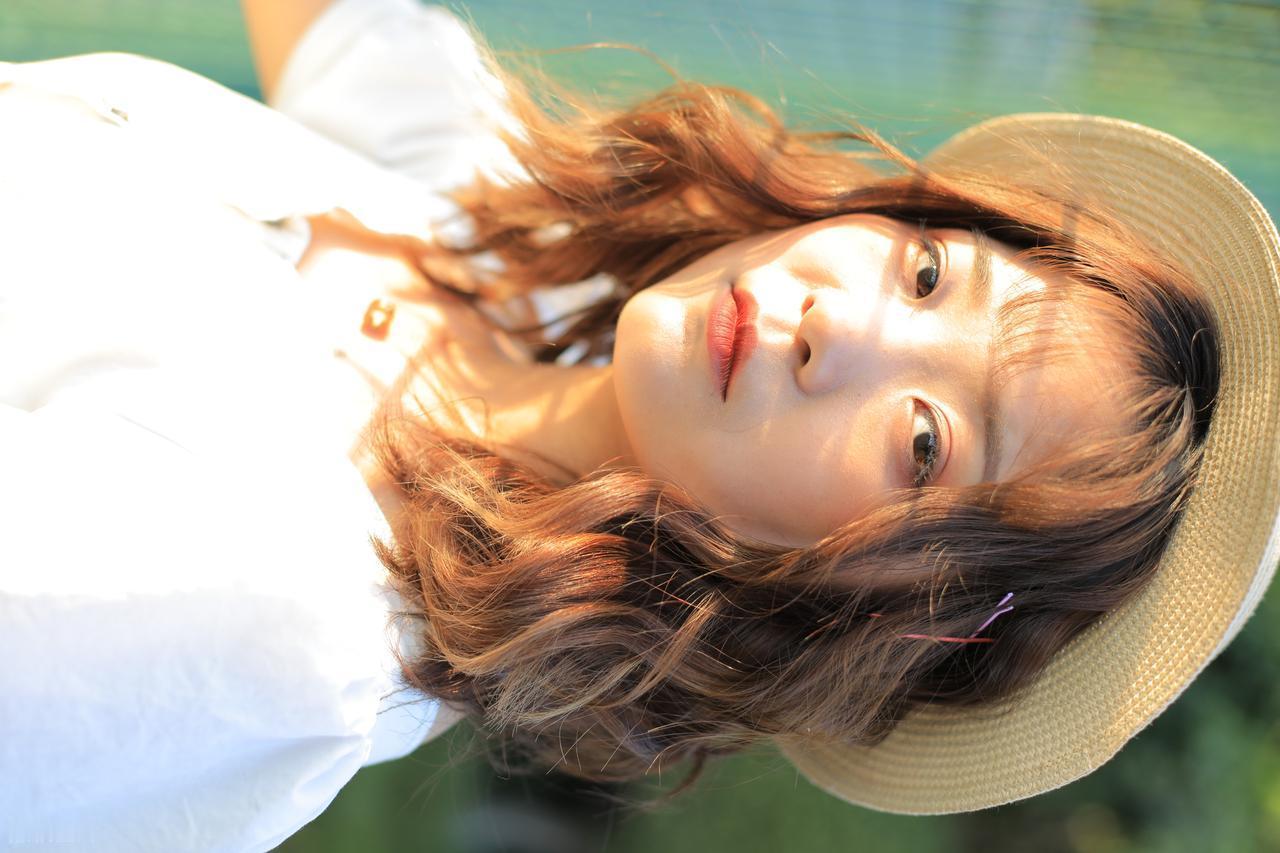 很多女生在感情里
都是那个“最懂事”的人
不作、不闹、不麻烦他
他不回消息，你替