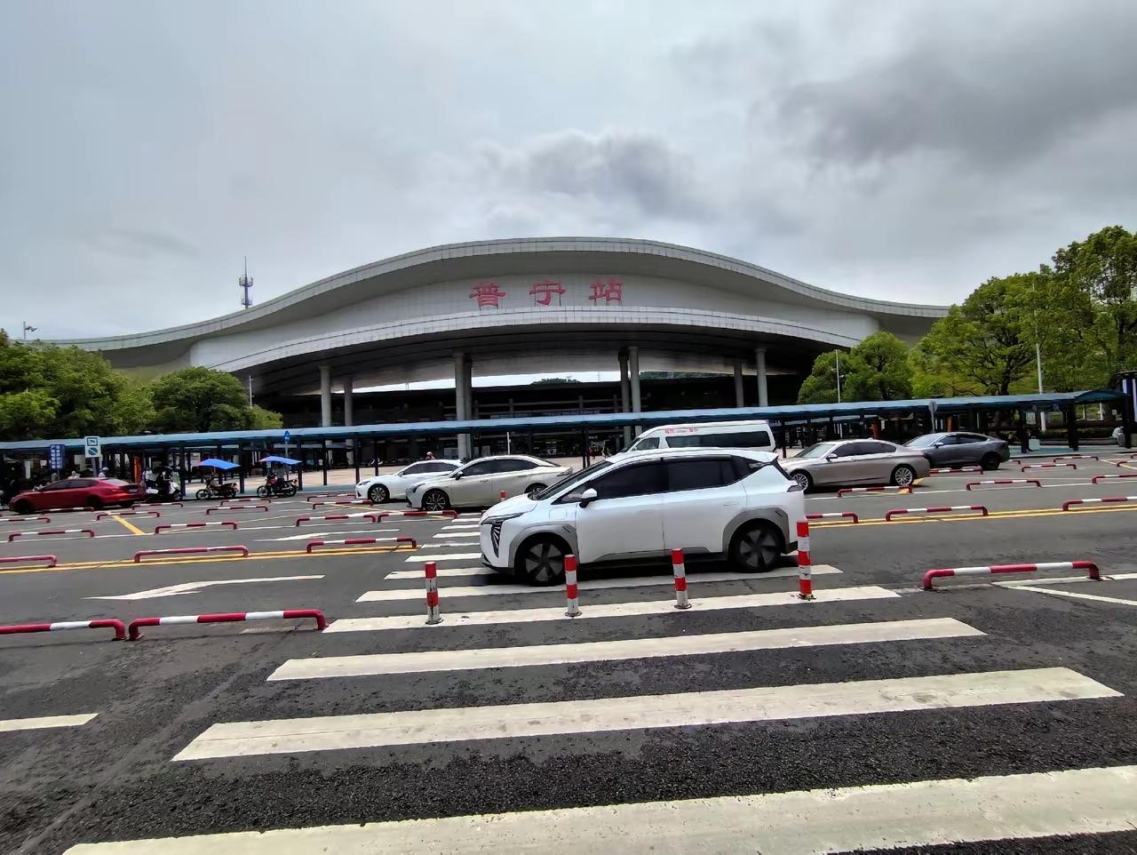 广东普宁高铁站2025年客流多，国内县级站天花板！看硬数据：全年客流量将近775