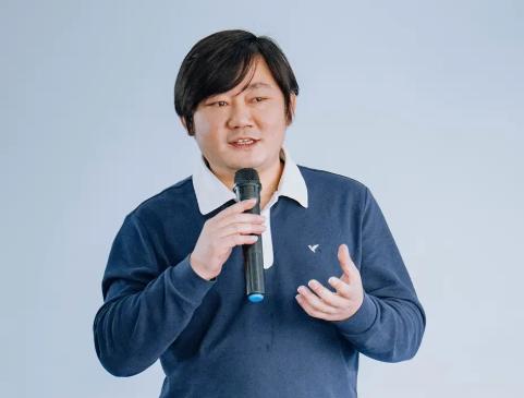 机车骑手张雪在国际赛事夺冠后，商业热度迅速攀升，大量品牌抛出高额合作邀约，行业内