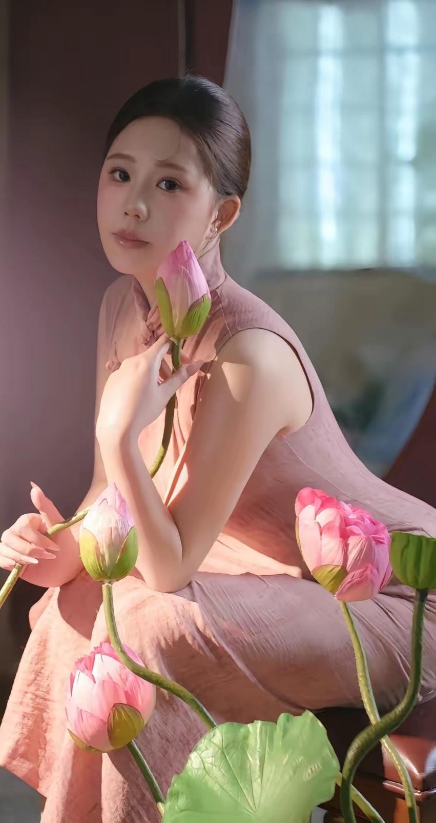 粉嫩荷塘，少女与花共舞