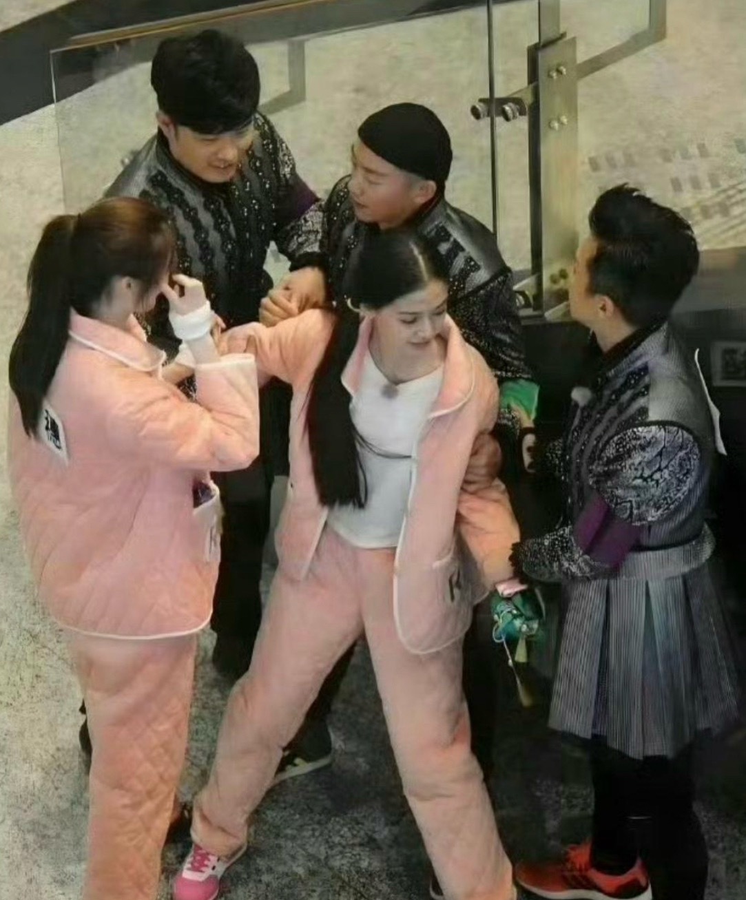 早期跑男angelababy纯素颜拍摄，就连穿睡衣都这么美。 