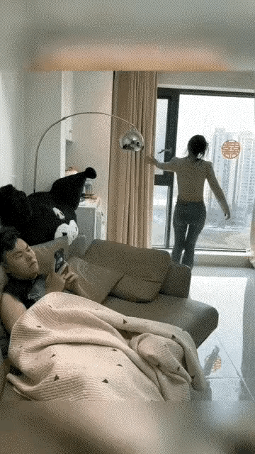 妻子不经意一个动作，男人吓得惊慌失措，赶紧逃命！