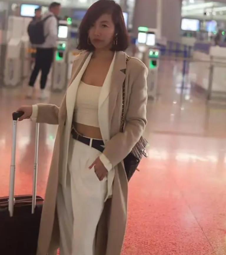 网红沙白安乐死过后仍遭网暴！一个年轻女人在完全有钱买生存的情况下却执意求死，有谁
