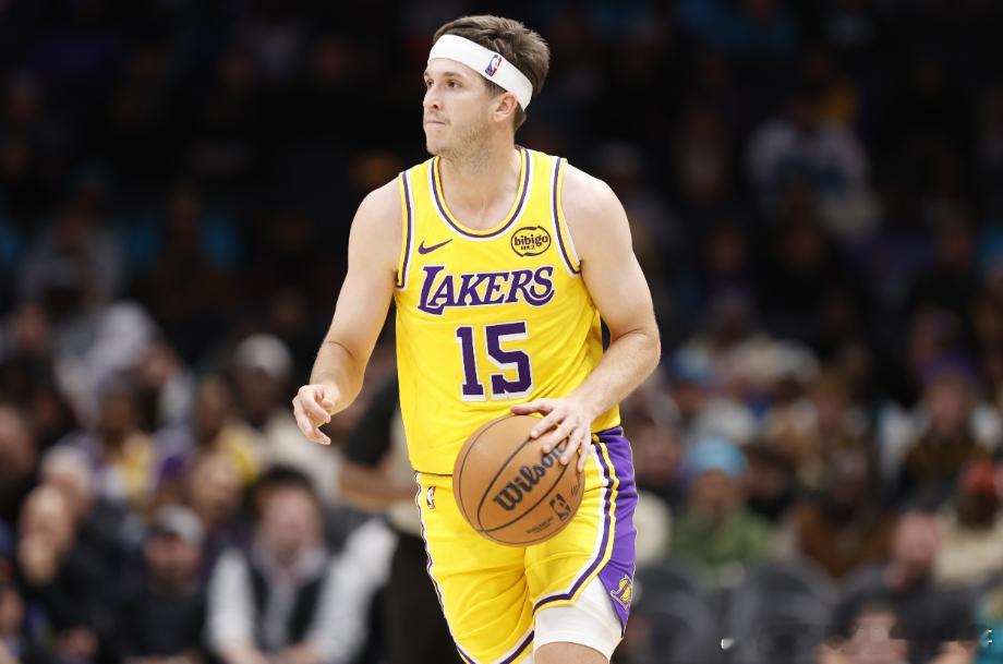 NBA杯1/4决赛，湖人半场58-70落后马刺。上半场比赛，里夫斯进攻端状态一般