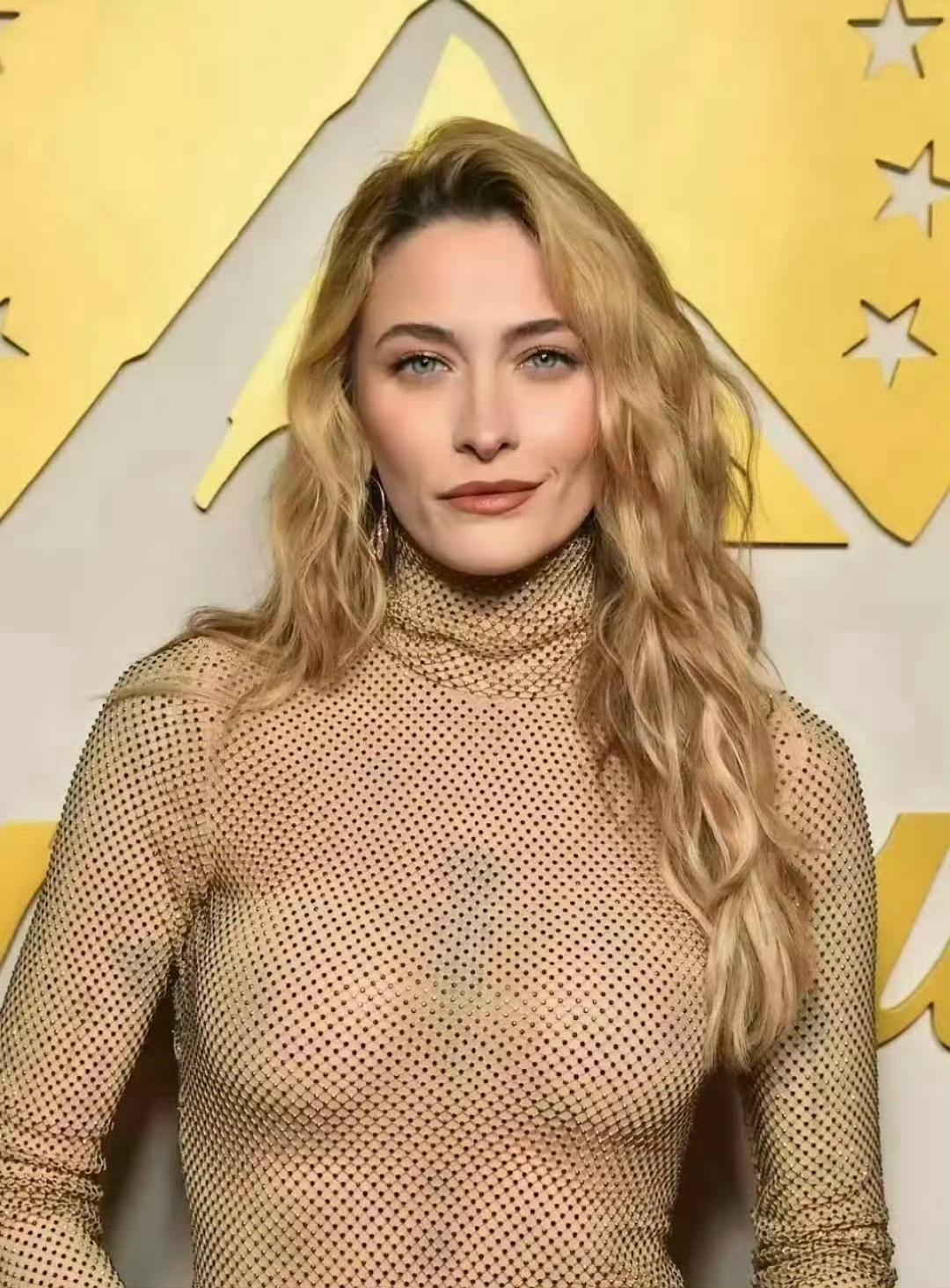 迈克尔·杰克逊的女儿如今已亭亭玉立，长大成人。近日她的近照曝光后，引来众多网友惊