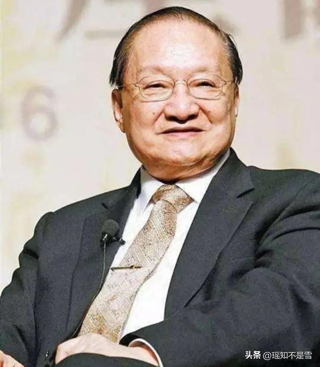 金庸当年看中西湖边的风水，开口向杭州要块地建别墅，承诺百年后连房带书全部奉上，杭