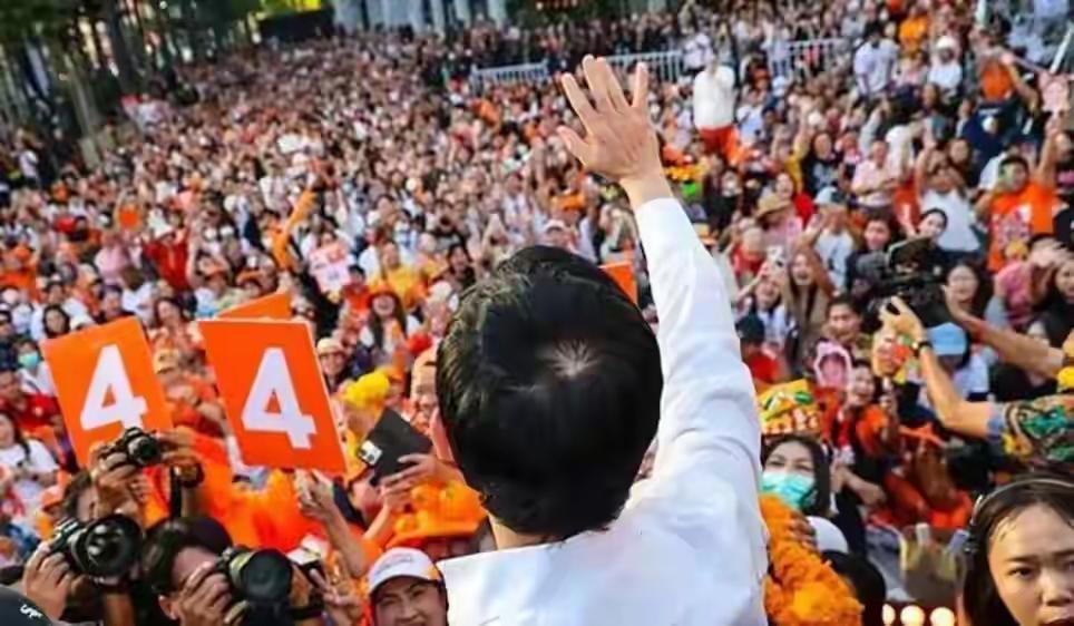 宿敌变盟友！为泰党或被迫与民主党联手，信爷要退？