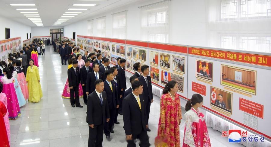 朝中社平壤９月５日电　庆祝朝鲜民主主义人民共和国成立７５周年中央图片展“以自主、