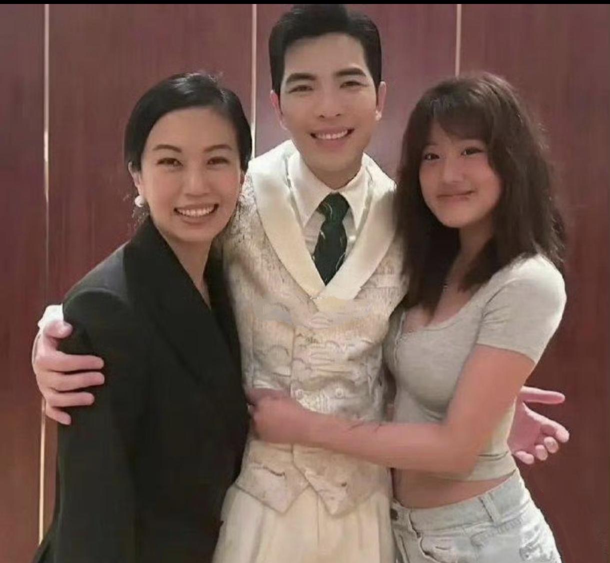 他36岁，她50岁。
这16年，他们是怎么熬过来的？
不是简单的姐弟恋。
是经纪