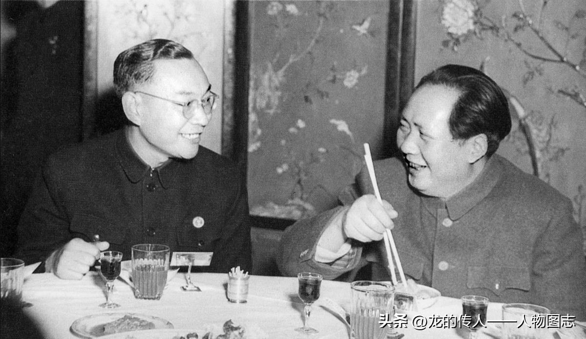 1951年11月毛主席与胸外科专家黄家驷亲切谈话