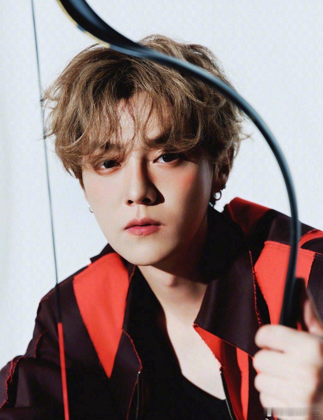 鹿晗射箭大片，黑红外套+眼下腮红太帅了，新歌好好听，鹿晗亮相十四周年快乐！