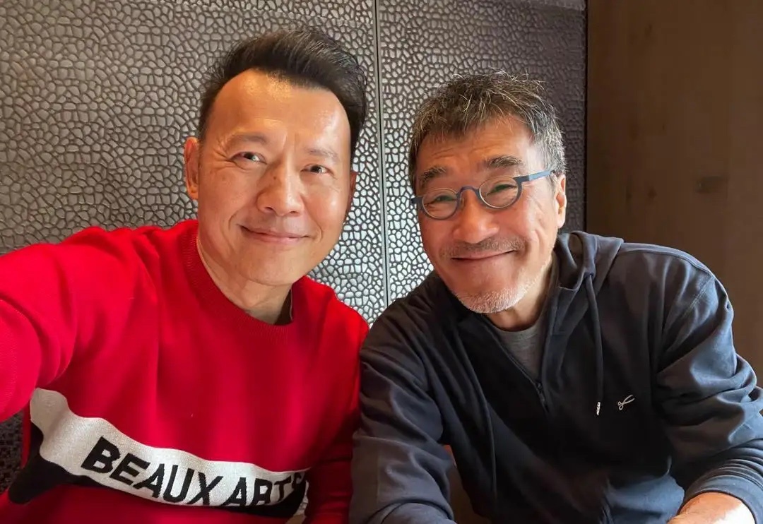 68岁台湾知名音乐人李宗盛和朋友聚餐，他打扮好朴素，身材又高又瘦，发须银白，面容