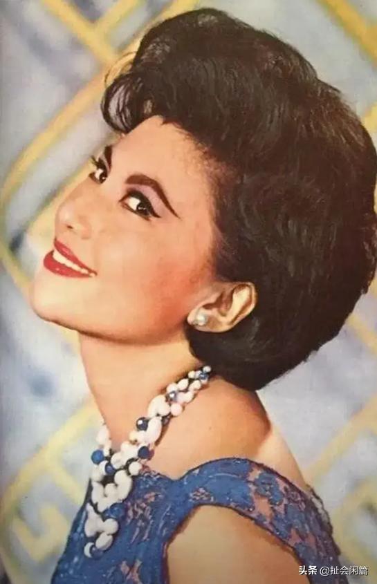 李小龙旁边的女士就是有着“中国梦露”美誉的张仲文。
 
1964年，还没有大红大