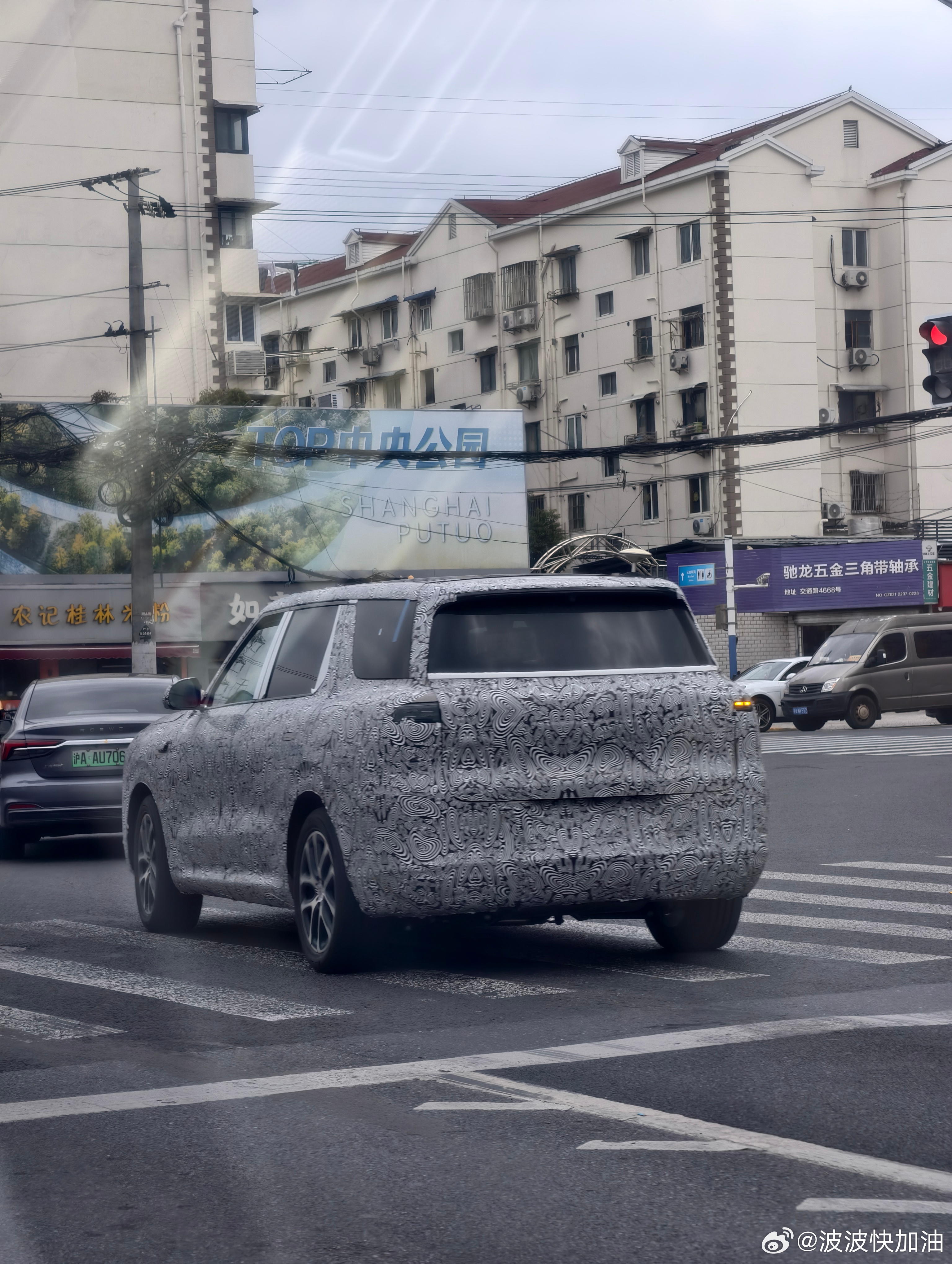 路上看到一辆智己 LS8 伪装车，这游艇 C 柱设计还是很有辨识度的。新能源汽车