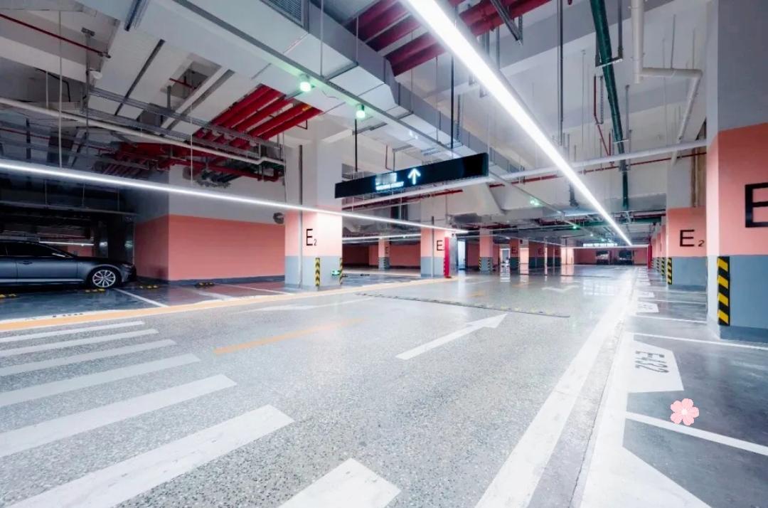 事发杭州万象城停车场，一幕又暖心又尴尬。

一名女子离场时遇上手机网络卡顿，区区