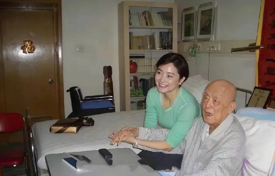 2007年，54岁的林青霞专程来到北京季羡林先生的居所探望已经96岁高龄的国学大