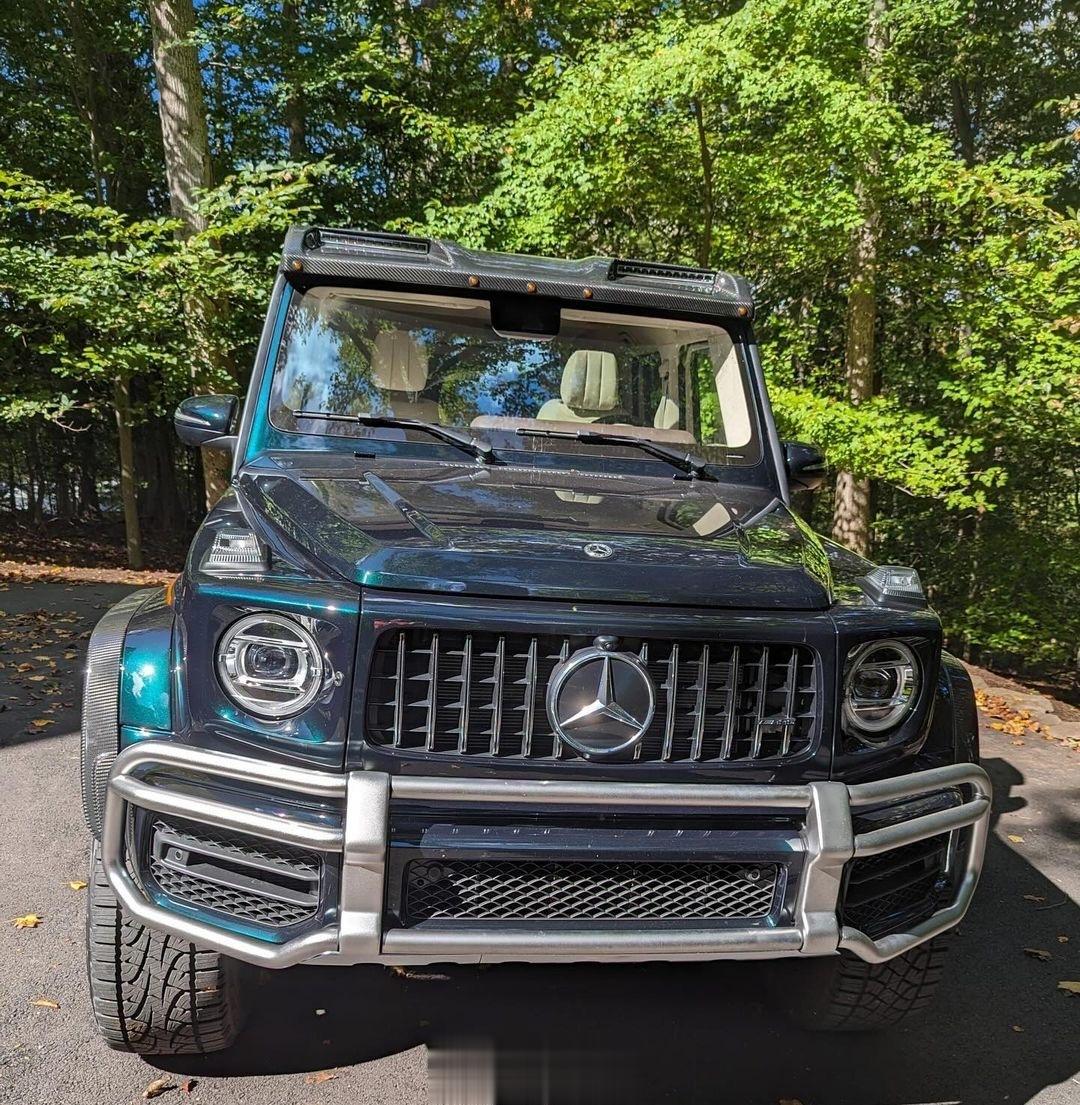 绿/米咖双拼 G63 4x4²奔驰的米咖内饰还是很经典的只是在G上不多见… ​​
