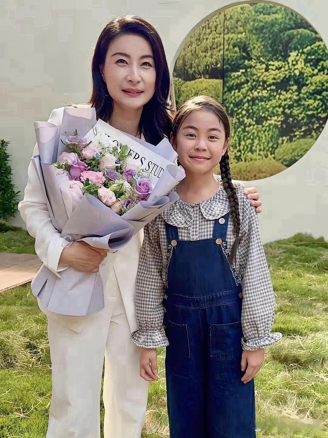 郭晶晶 9 岁的女儿霍中妍正脸照一曝光，网友都直呼基因太强大。小姑娘长着标准的鹅
