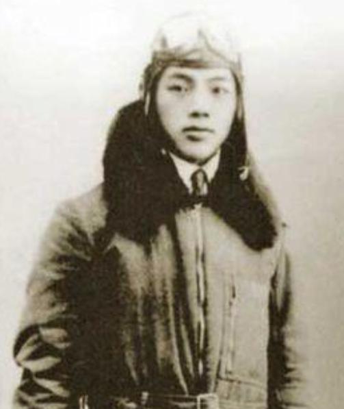 何信，原名何德璋，广西桂林人，抗日空战英雄，中央空军第3大队8中队上尉副中队长，