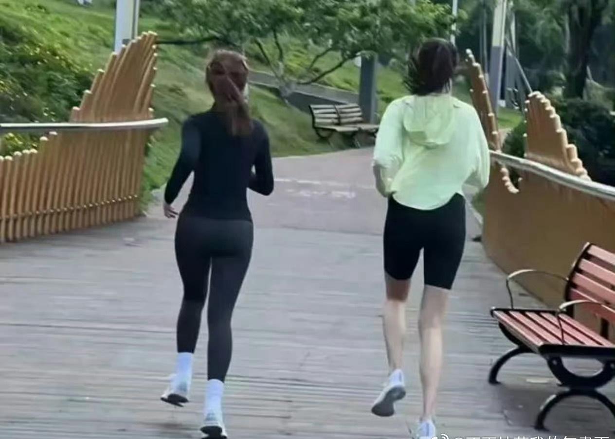 偶遇关晓彤公园晨跑，身材比例真是绝了！
她的跑步姿势居然比私教还标准。

关晓彤