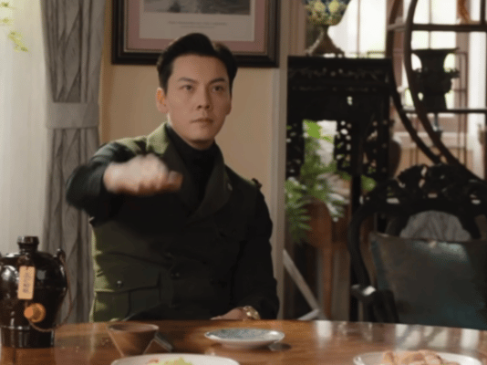 捏下巴会不会太暧昧了