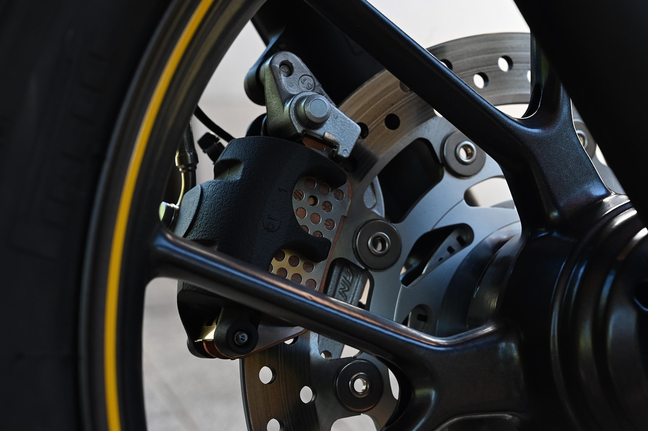 三台尊界V800在100km/h紧急制动测试中，踏板支架都在第2至第4脚断裂，断